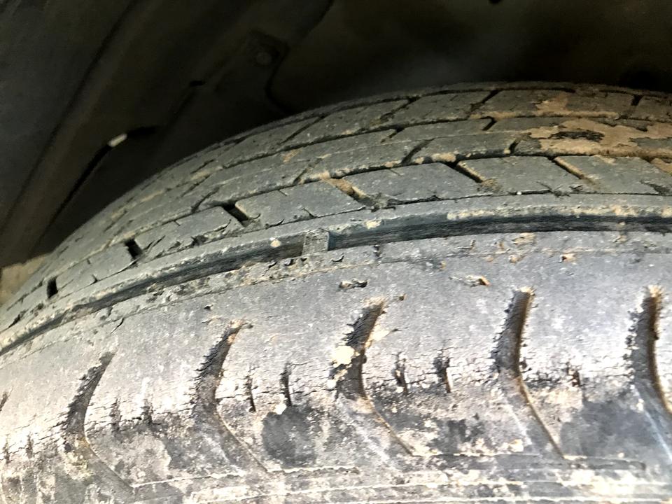 本田CR-V 请教一下，轮胎这样需要更换吗？跑了4.5万公里，龟裂裂纹很多，但是排水槽还比较深。
