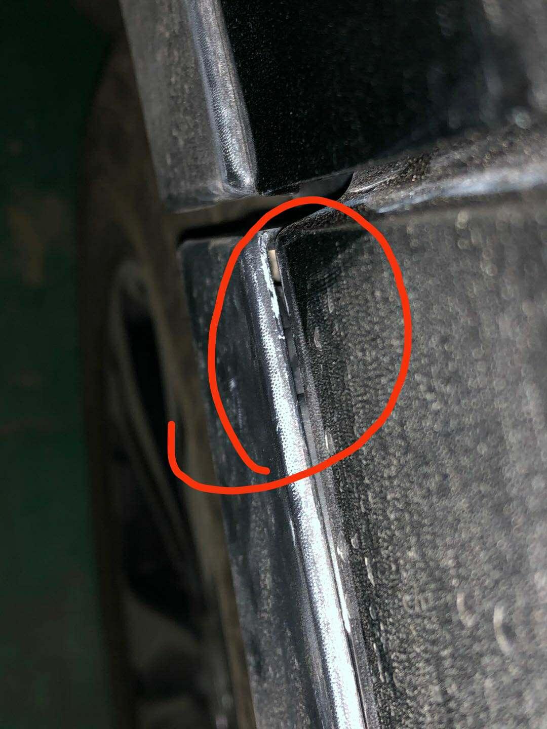 本田CR-V crv左后塑料轮眉与轮罩缝隙大了，有松动现象是怎么回事