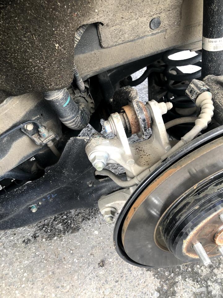 本田CR-V 昨天换轮胎时  我看到我车后面锈的厉害  我这个正常么  要怎么搞