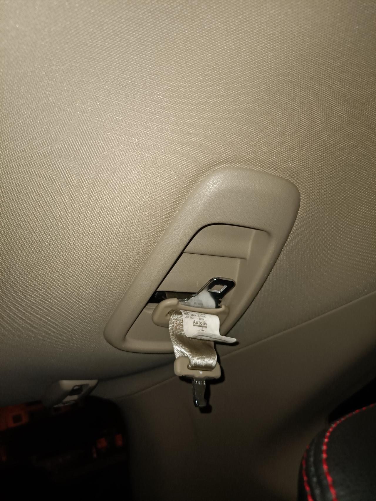 本田CR-V 请问这样的安全座椅插孔适合买哪种安全座椅，急急急！