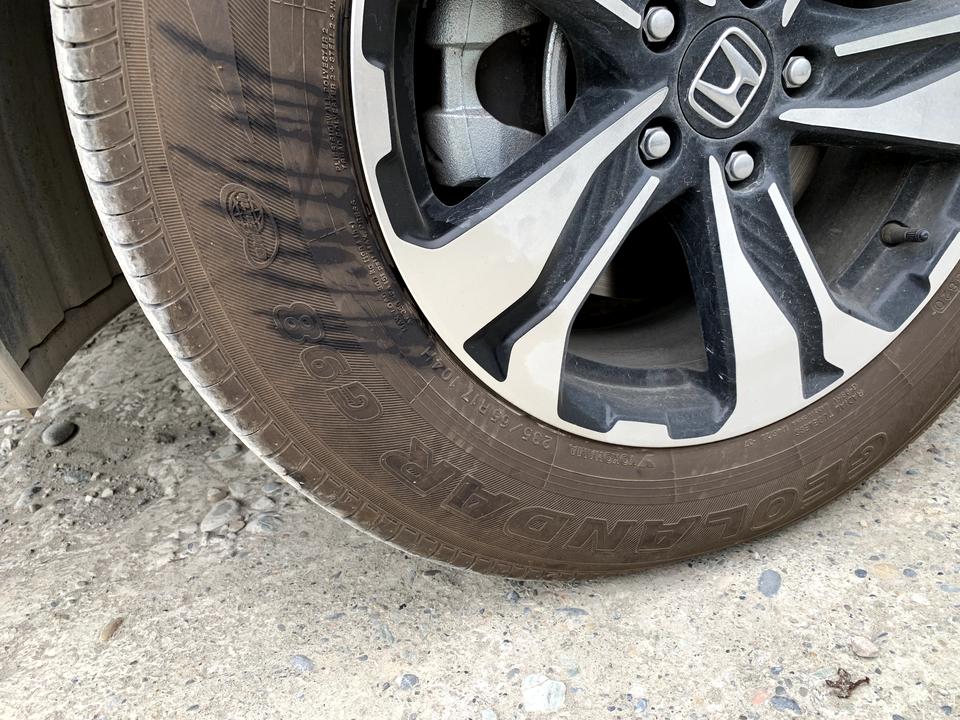 本田CR-V 这种是不是轮胎被钉子扎了