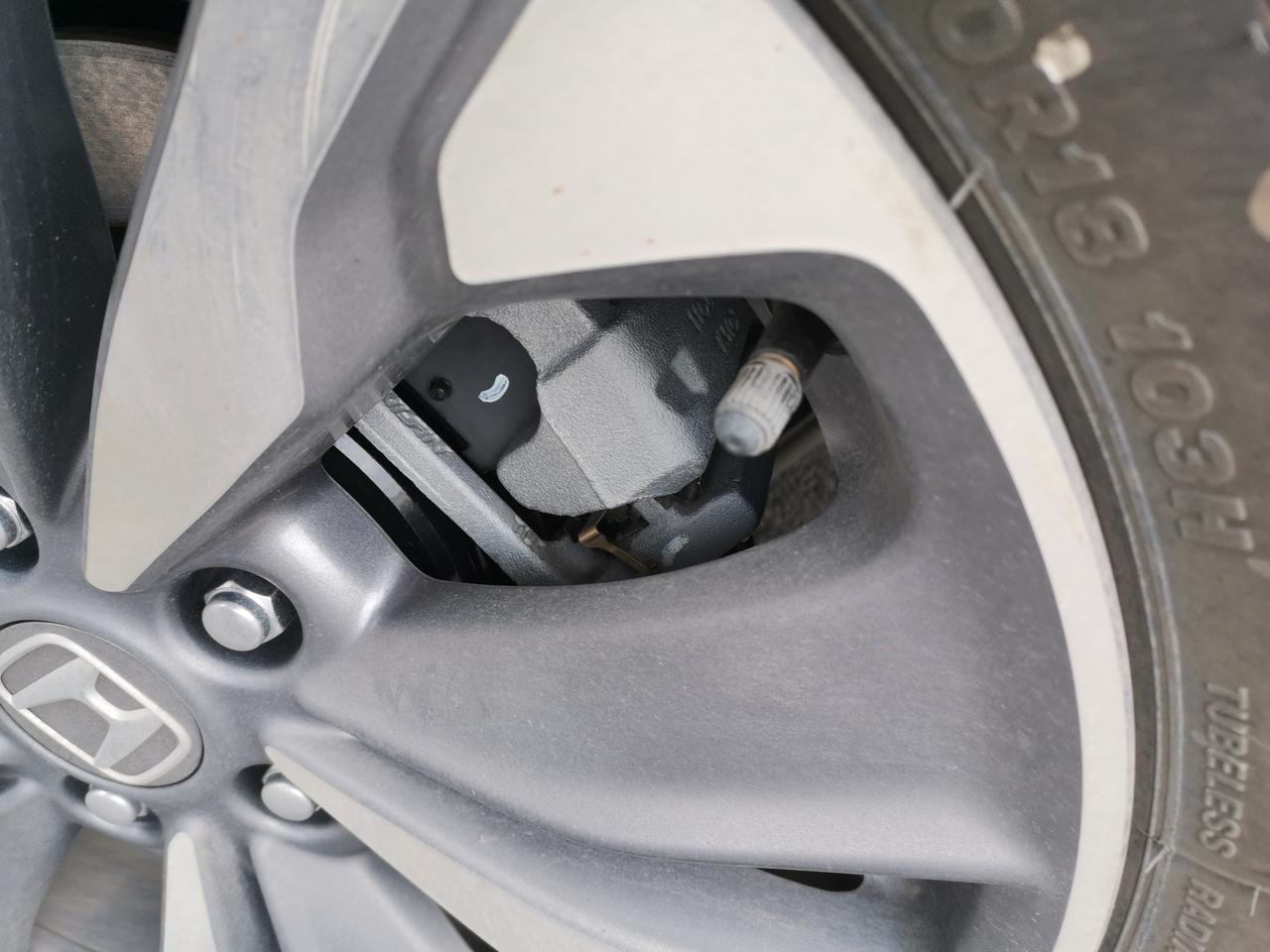 本田CR-V 问下大家这个是不是轮胎打气的口子？上面这个旋钮松了我把它拧紧了没关系吧