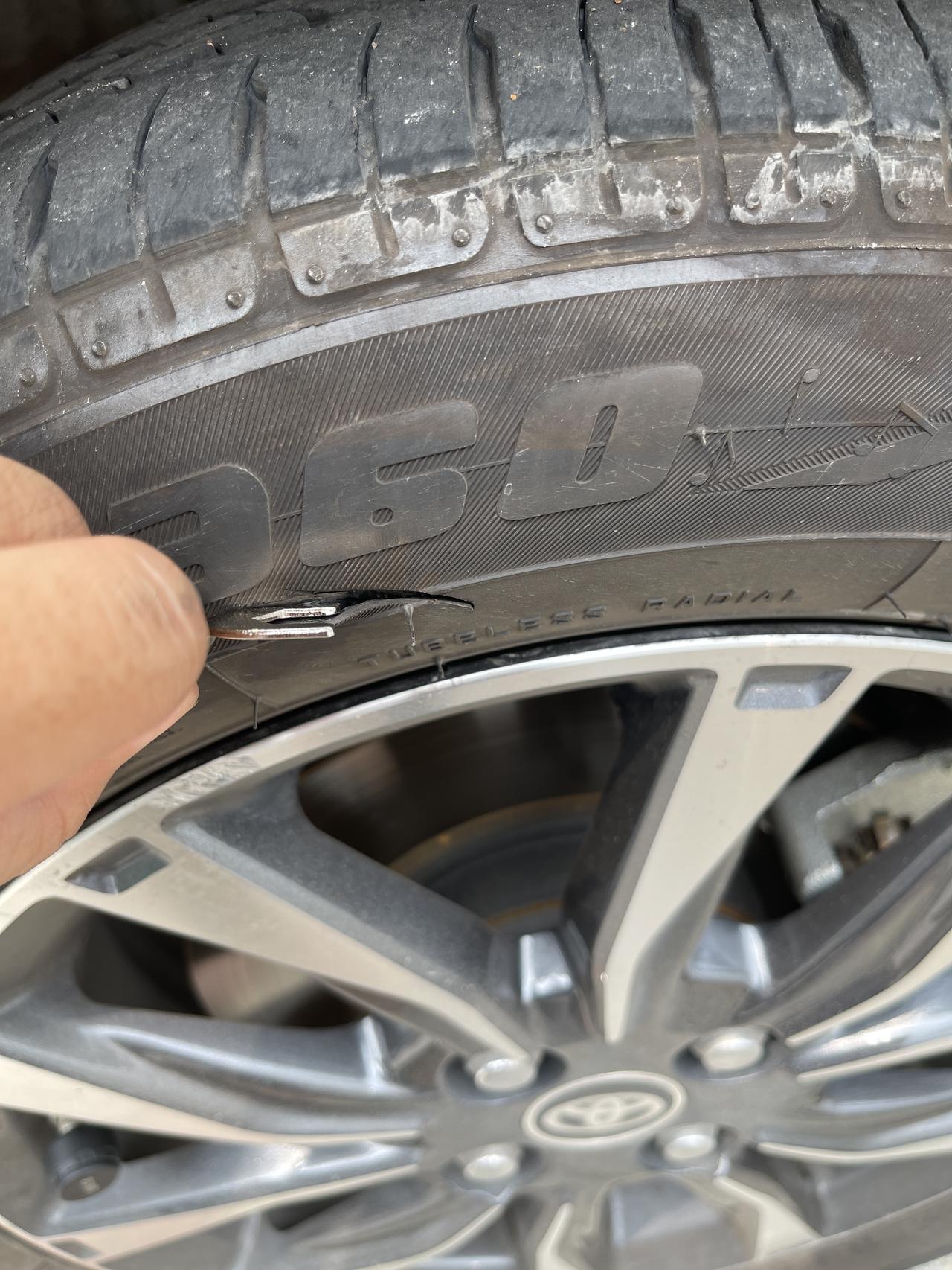 丰田YARiS L 致炫 请问轮胎有条裂痕用502胶水粘可以吗…？还是要换轮胎…