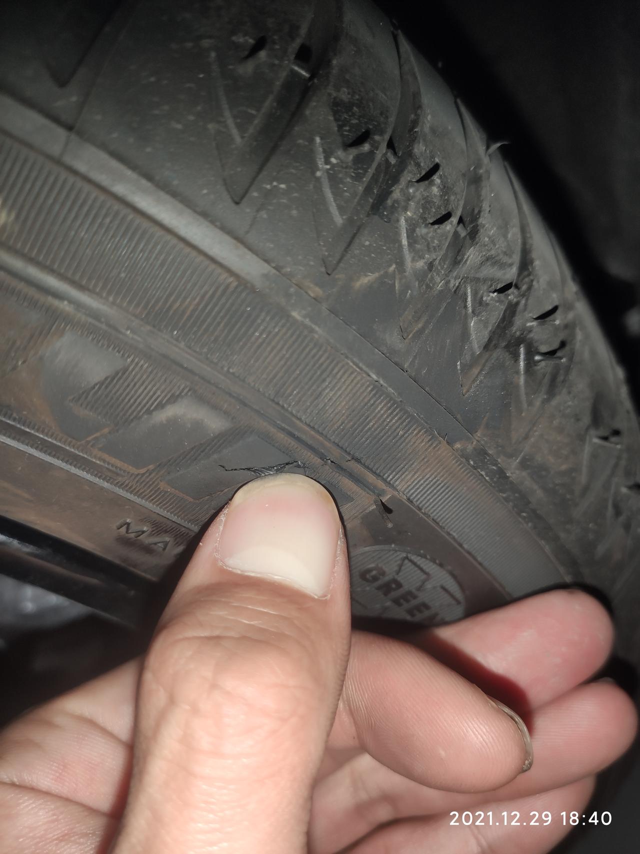 荣威i6 MAX 刹车当油门，轮胎怼马路牙子了。没有漏气，用不用修啊。