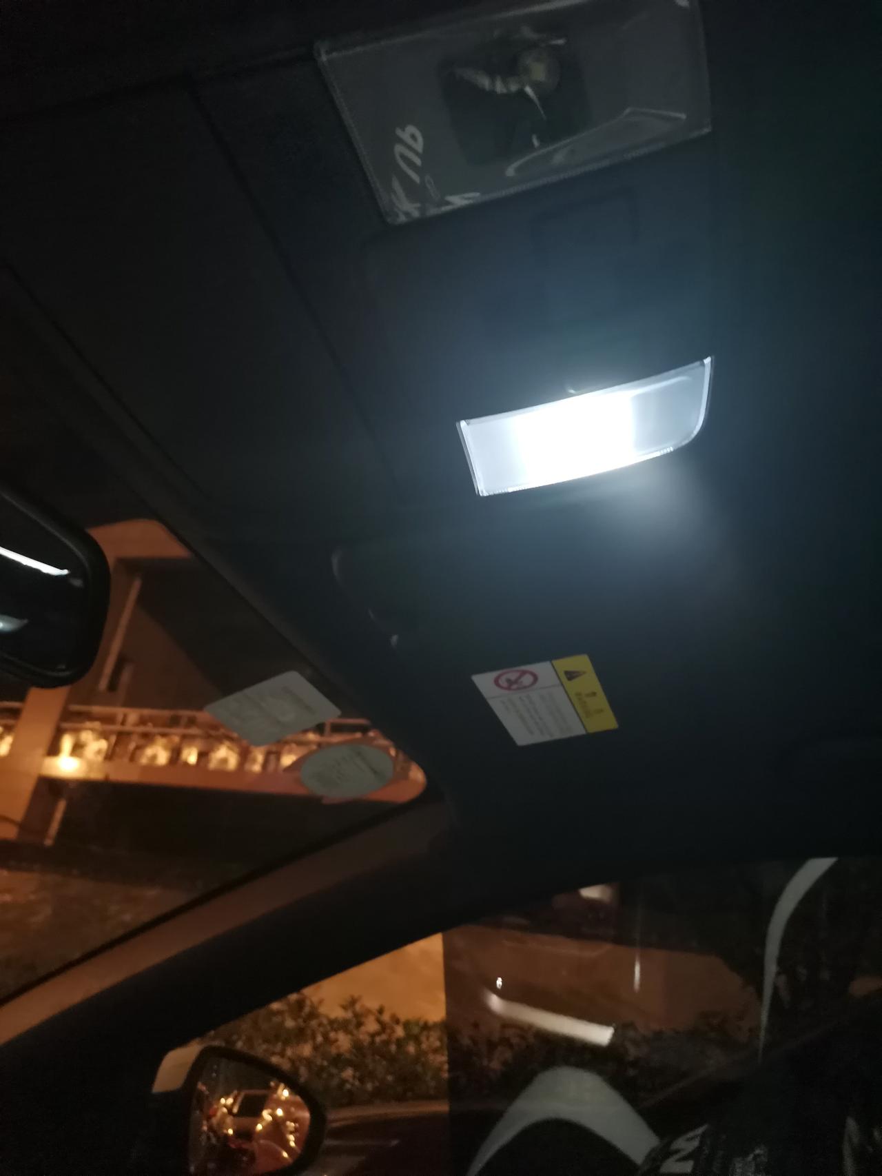 起亚K3 新款k3互联版，车顶右边的灯老是常亮，关不掉，车门都关好着，开车过程中也亮，只有锁车后才灭。 那个知道怎