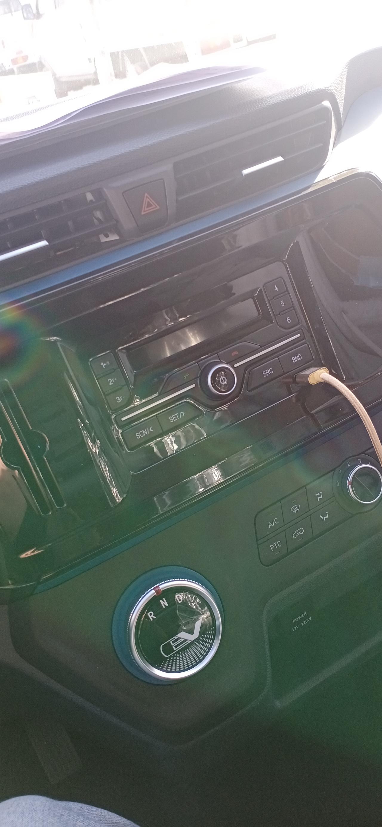 上汽大通MAXUS EV30 这车没有中控屏幕吗  在问下这车有没有带充电器