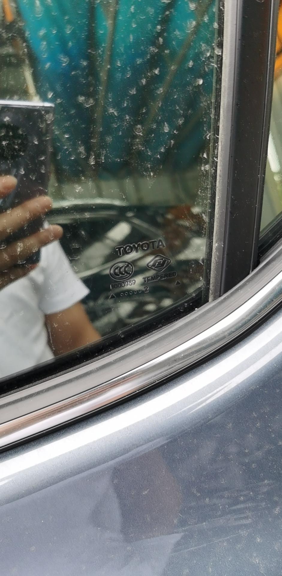 丰田C-HR 的车玻璃为什么年份都不一样？有知道