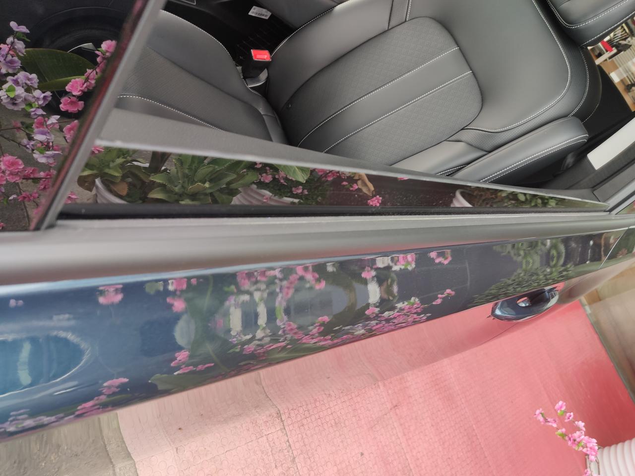 广汽传祺传祺M6 M 6Pro的后排窗户不能完全放到车夹里去吗？这车的后排窗户放到底这还出来一部分。