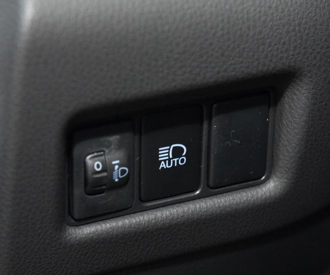 丰田C-HR chr豪华版为啥没有照片中左边的大灯高度调节按钮啊   豪华以下的都有   豪华的大灯高度应该怎么调节呀