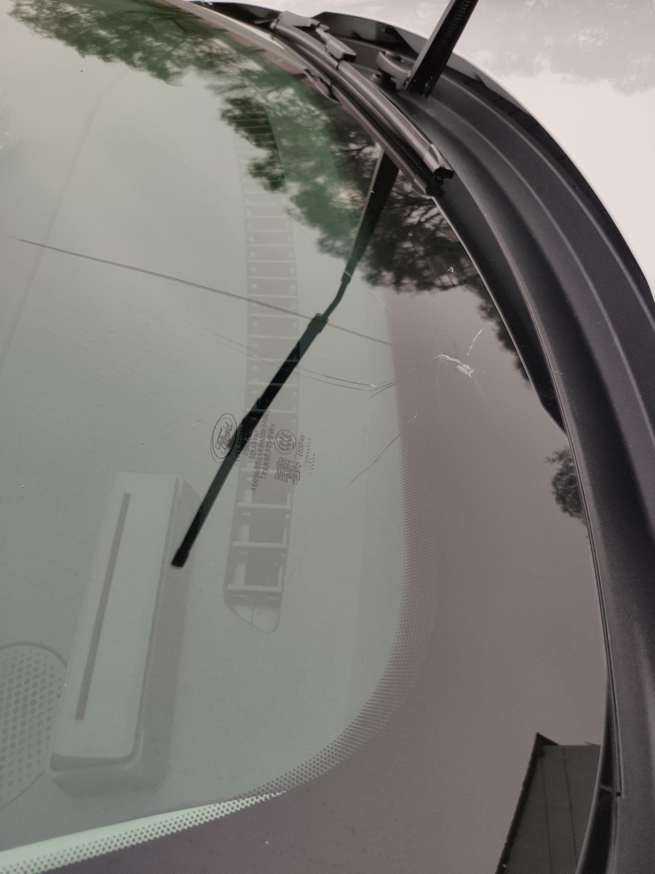 福特锐际 洗车不小心把前挡玻璃搞裂了，有换过前挡的吗，走保险还是