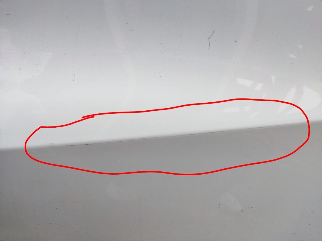 长安欧尚X5 从停车场开出来没注意转向，蹭到了其他停着的车，把左后门的漆给刮了，这是刮到底漆了吗？网上买的补漆笔有用没