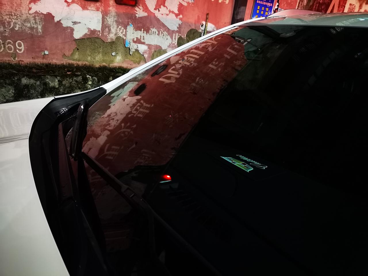 凯迪拉克XT4 我想问下XT4锁车后车门锁和挡风玻璃中间的小红灯一直亮着是否正常？