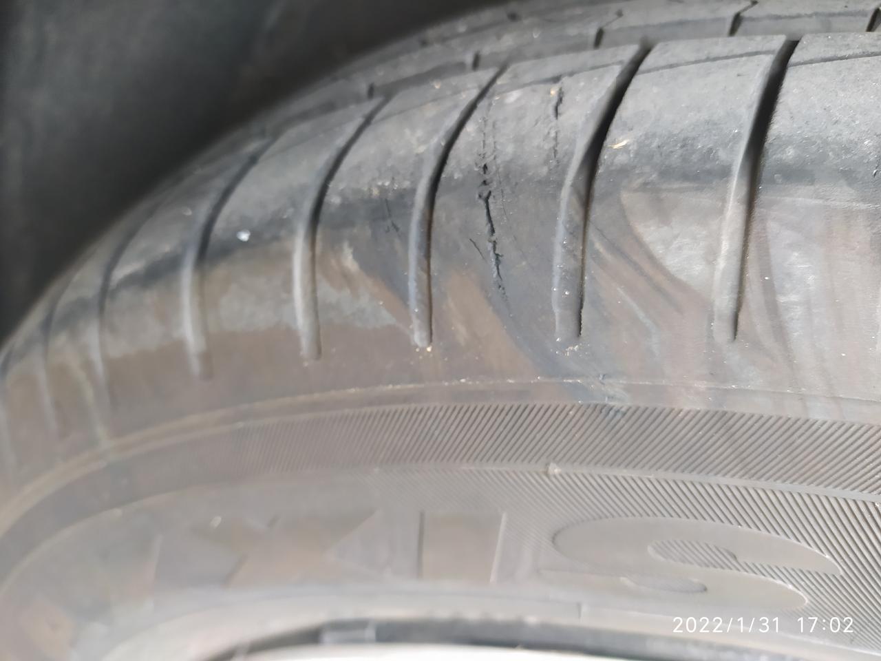 大众桑塔纳 轮胎需要换吗？不漏气。胎压应该正常的。
