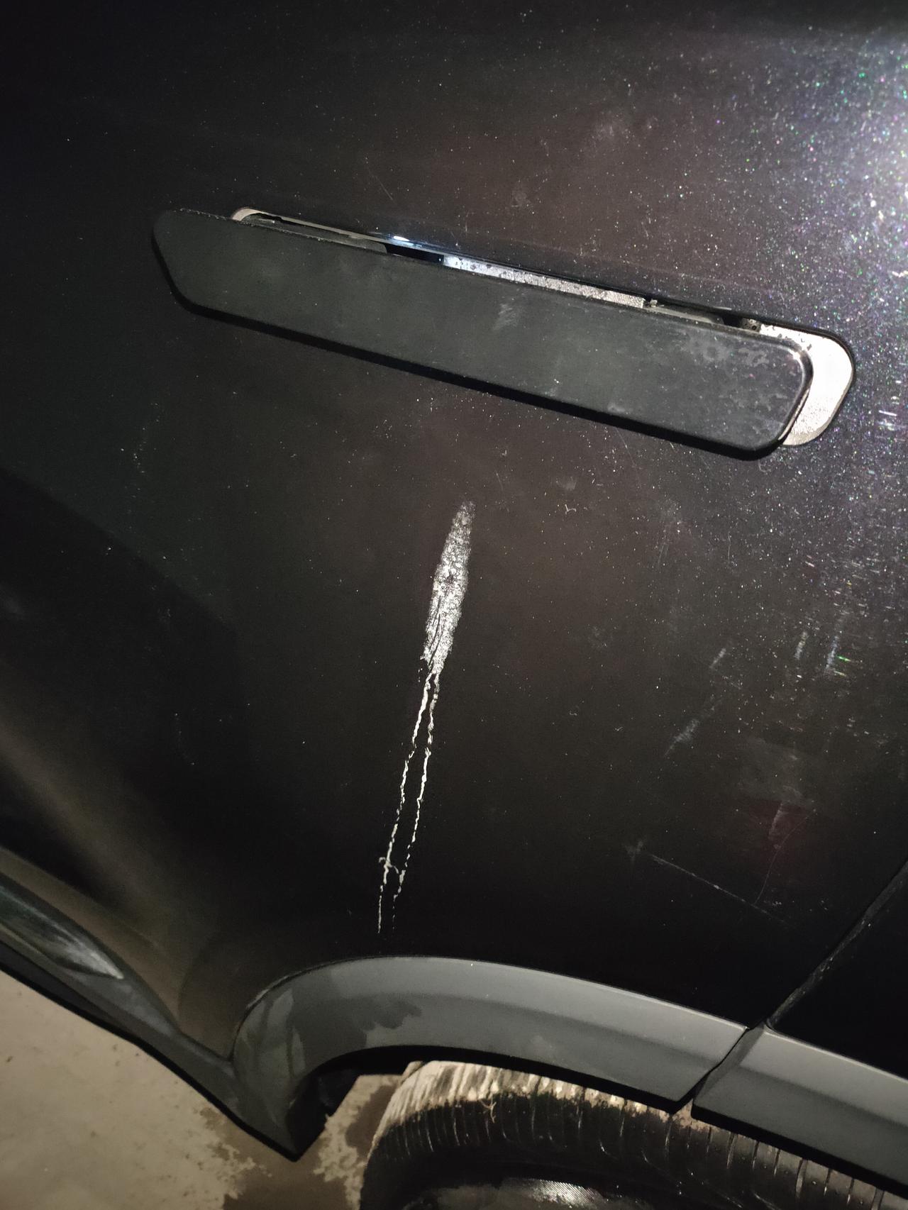 北京北京X7 这种情况是咋回事？左后方车门把手有这么一条白痕，洗也洗不掉。