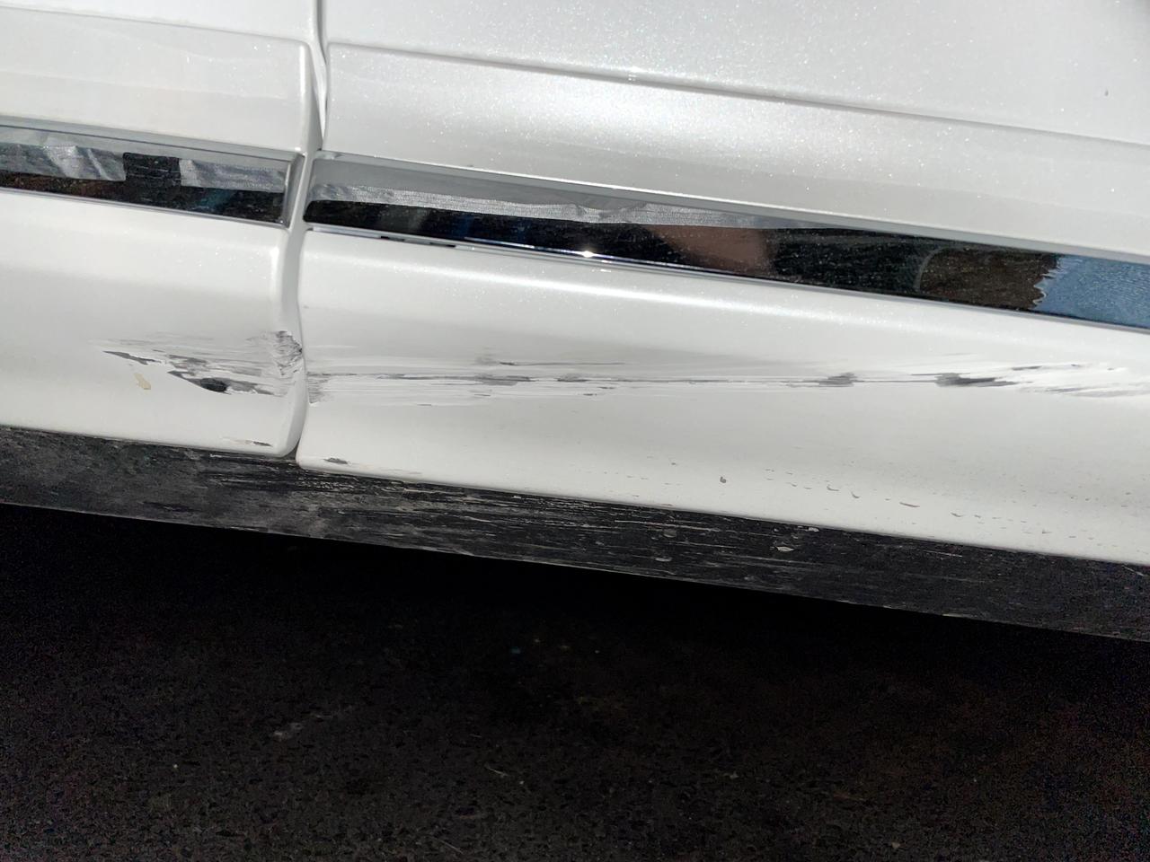 沃尔沃XC60 白色新车一周一血，小区停车没看到到小石桩，副驾车门最底下连着刮了一长条，底下正常视角看不到，看着底漆被挂