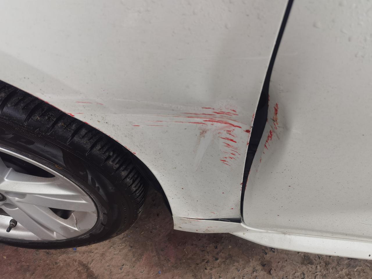 丰田雷凌 ，新车第一个星期加油的时候不小心撞到加油站地上的一根短小柱子，车门凹陷，前侧方蹭掉漆了，打算走保险