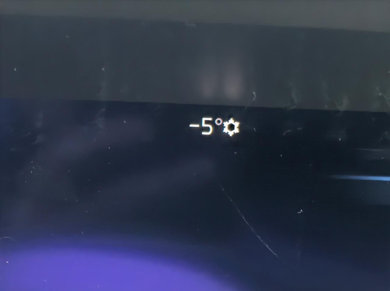 沃尔沃XC60 贴膜后车内感应温度失灵了是为什么？哪里进水了吗？