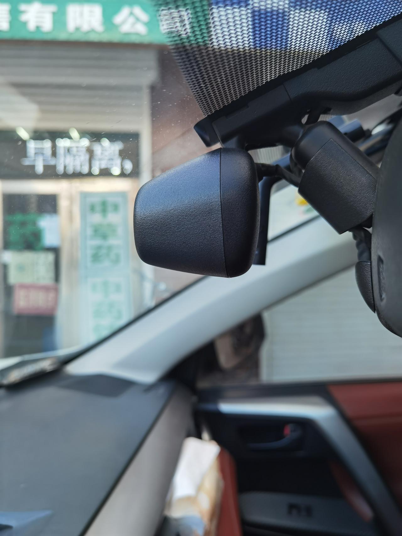丰田RAV4荣放 请问一下2015款 RAV4  2.5四驱精英版车内后视镜前面的摄像头是做什么用的呀？