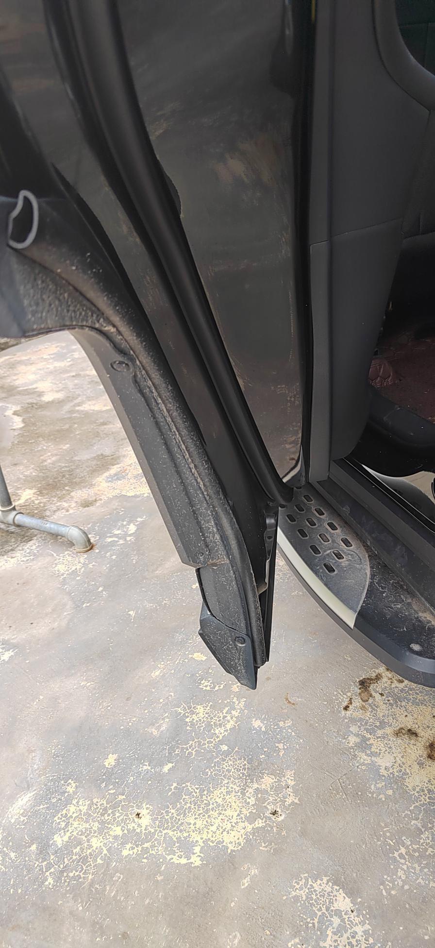 丰田RAV4荣放 这拉货装了脚踏板，车后门有泥沙，怎么办？