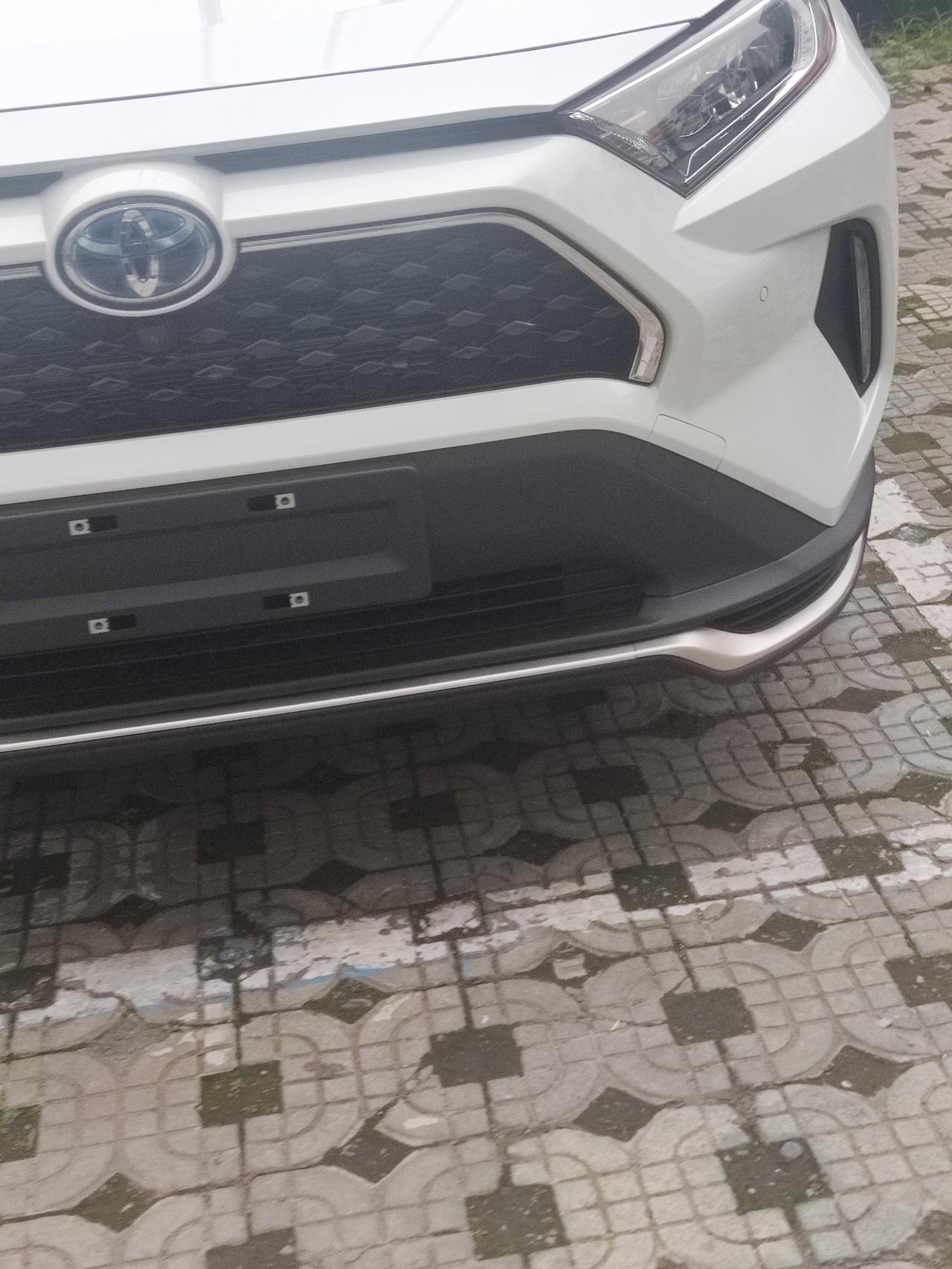 丰田RAV4荣放 4s店看到的新车，这是新款吗？怎么轮毂和中网，雾灯不一样了？