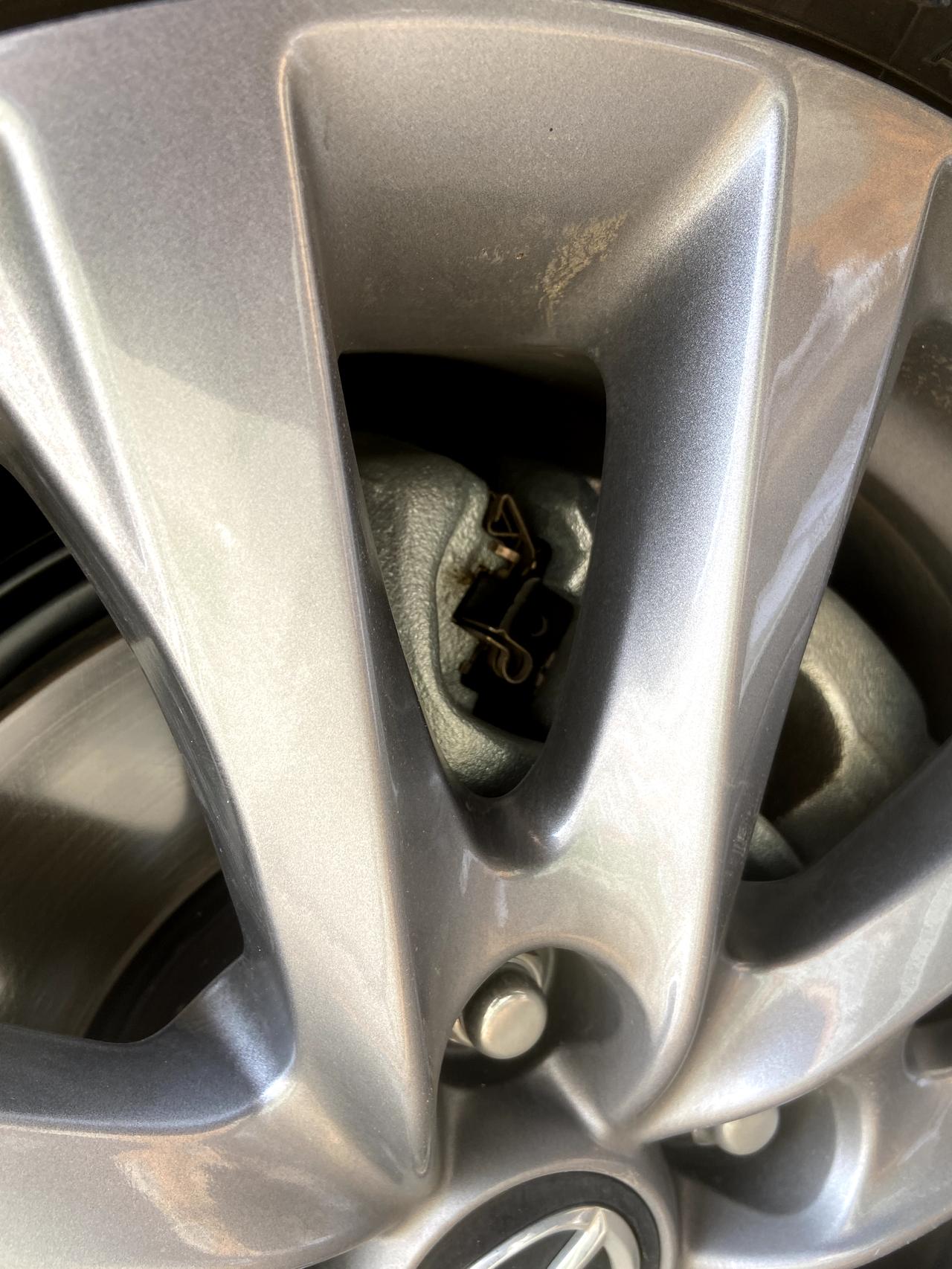马自达3 昂克赛拉 刚发现车前轮的刹车钳两头都是这样的，而后轮两头都是有罩的，你们也是这种情况吗？