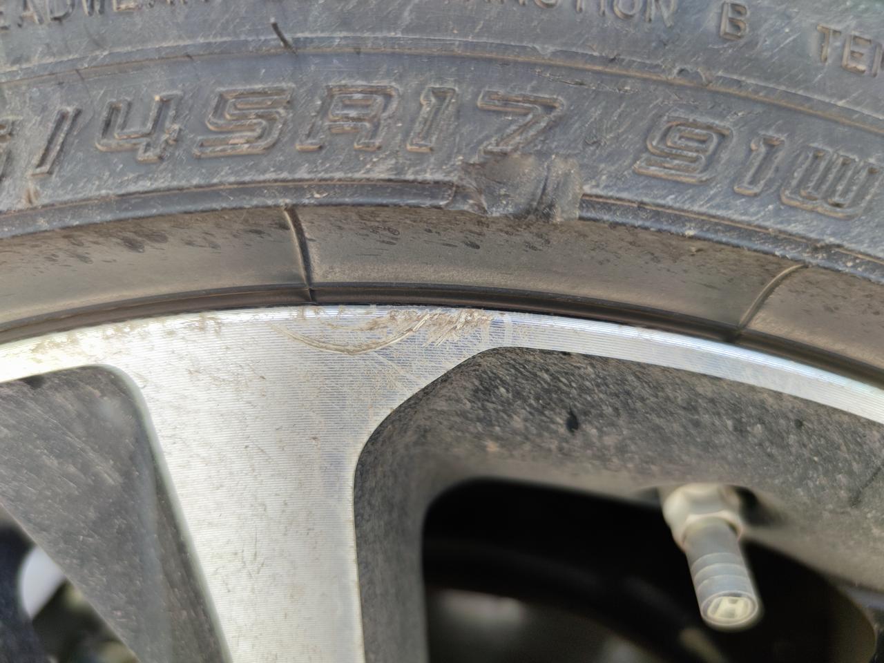 丰田雷凌 侧方停车后轮蹭到马路牙子，右后轮蹭掉一点橡胶深度大约1-2mm严重不