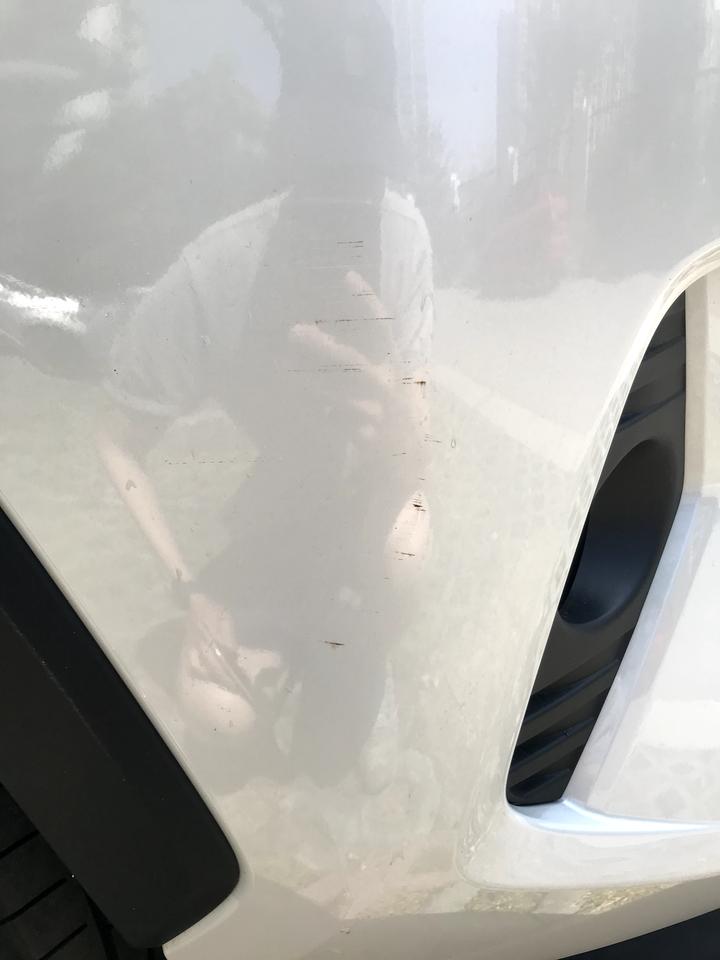 丰田RAV4荣放 各位老板，今天下来洗车发现被人剐蹭了，也不知道是什么时候被刮的，大概率是在小区里面旁边的车子刮的。现在