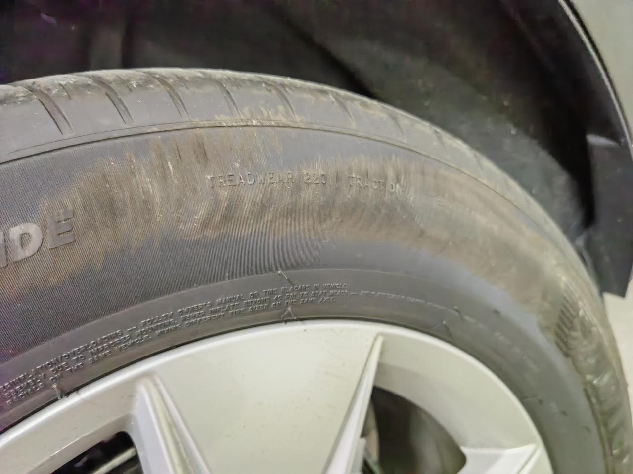 沃尔沃XC60 马路牙子与轮胎有轻微的刮擦，轮胎现在摩擦成这个样子，影响继续使用吗