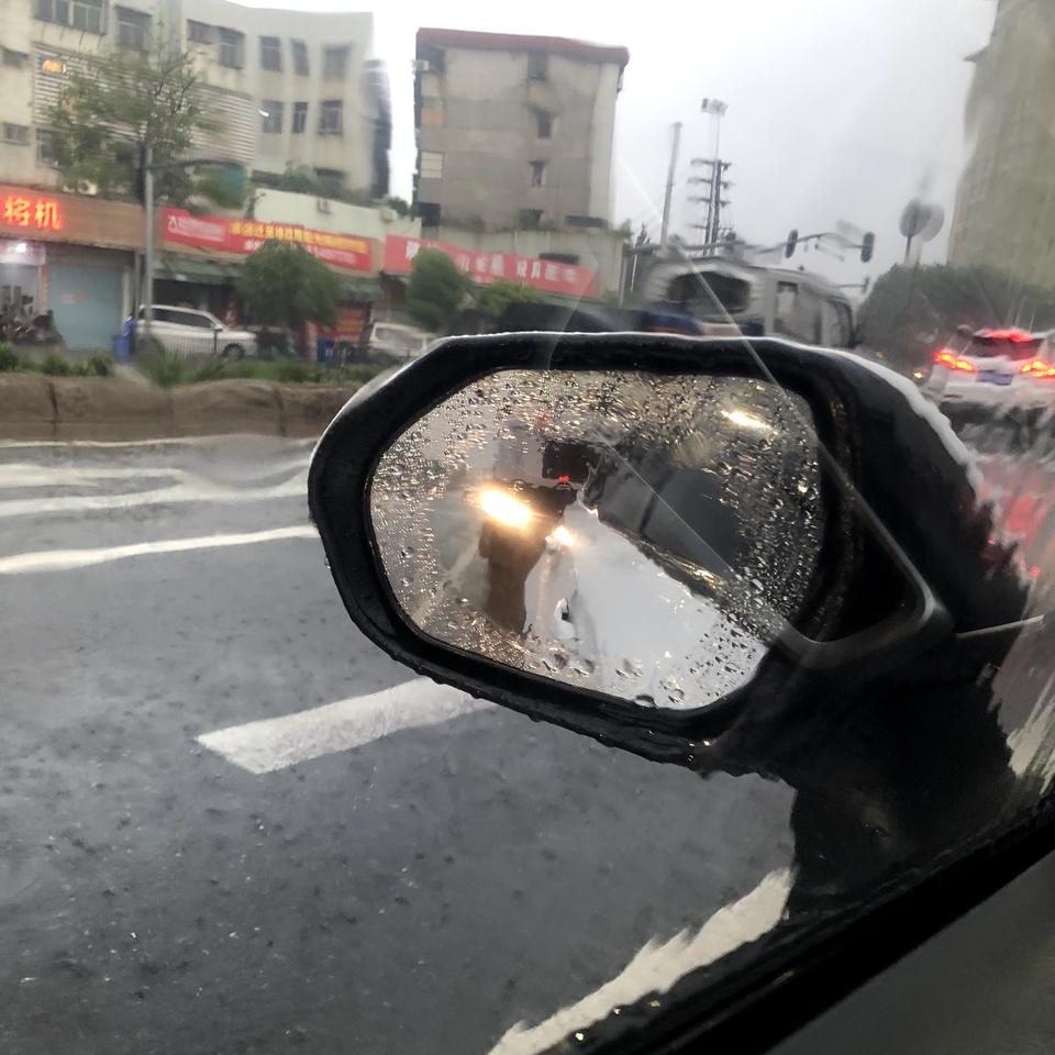 丰田雷凌 雨天后视镜有这圆圈清晰是什么原理