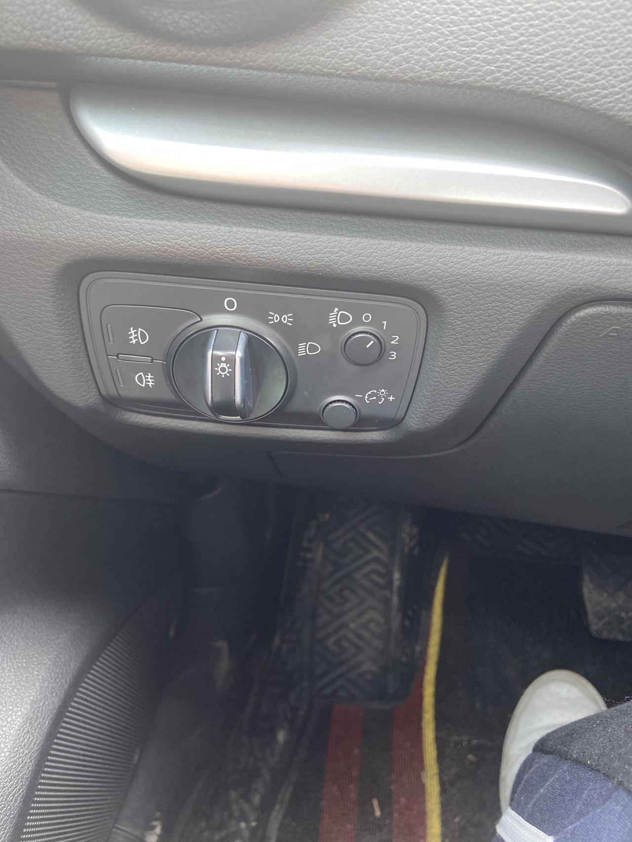 奥迪A3 正常白天开车灯光键可以放在0上吗，中间的示宽灯是不是阴霾天气开的 平时是不是不用开