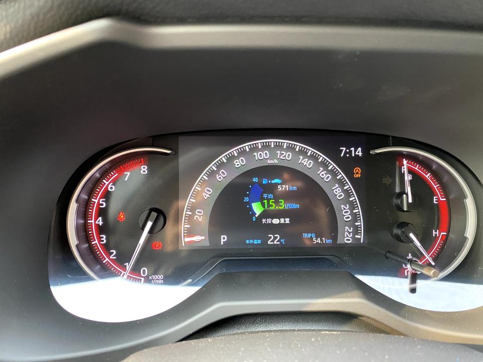 丰田RAV4荣放 ，前几天刚提车，油加满了，然后现在跑了50公里，油表显示还是满的，app上面的油量也