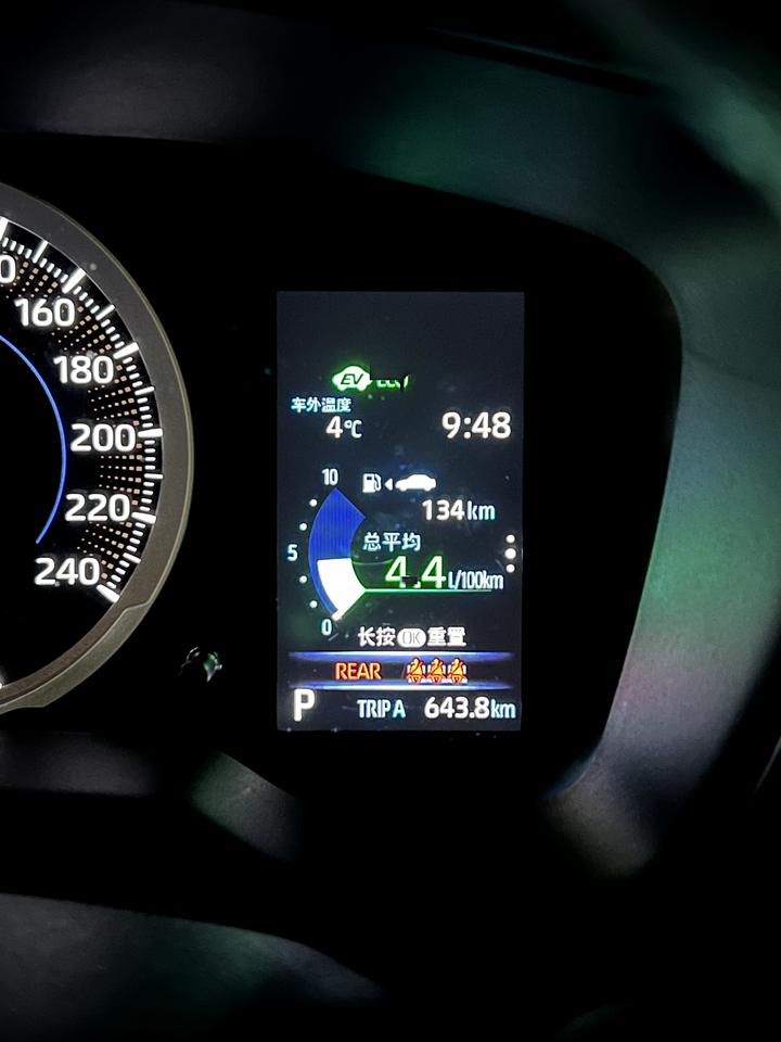 丰田雷凌 这个续航显示剩余30公里，去加油只能加38升，正常么？还有胎压多少最省油