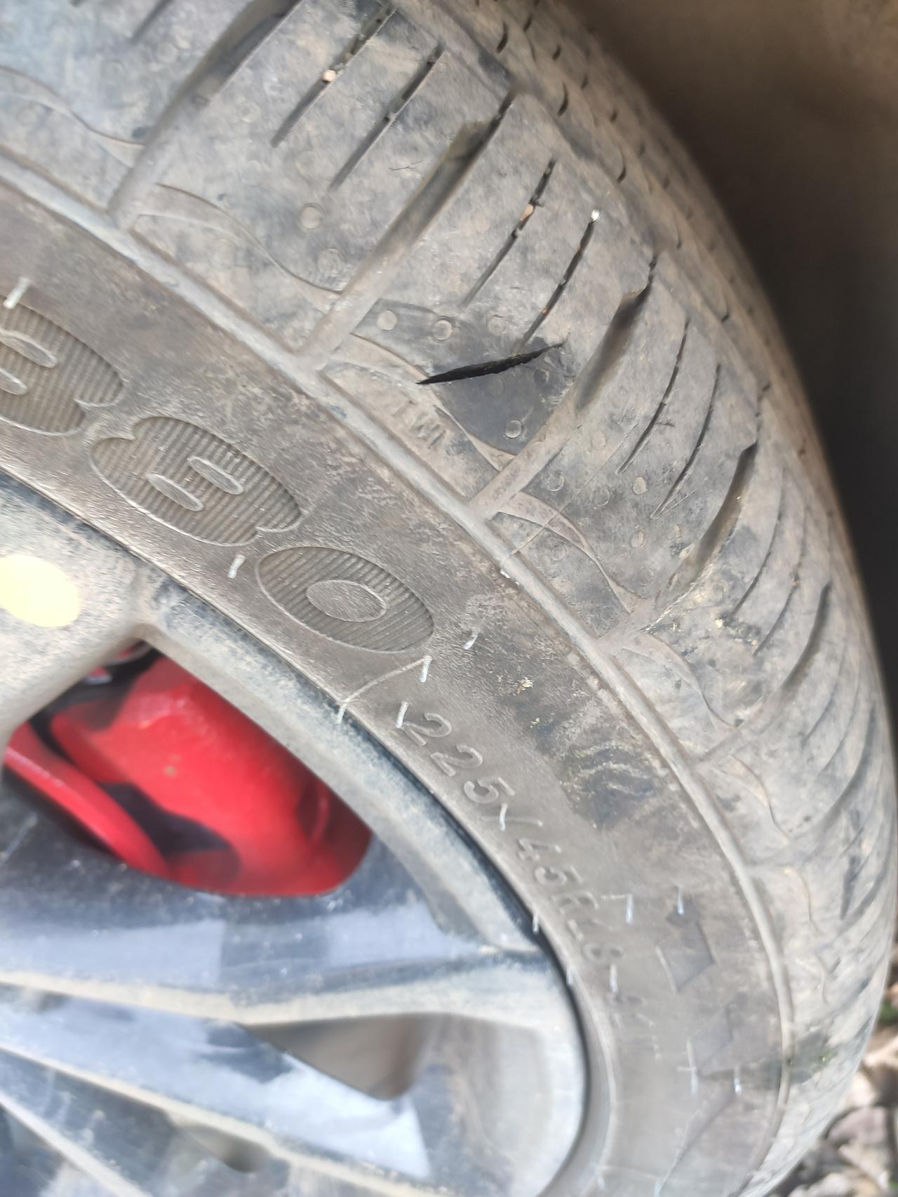 吉利帝豪S ，看到轮胎破了个口，不知道是被啥扎的，深度超过一厘米，但是没漏气。使用还没到2000公里，换胎的