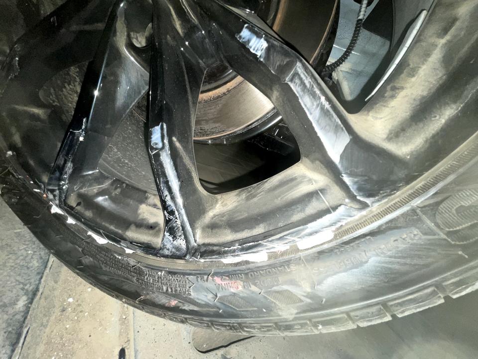 吉利帝豪S 新车第一血?，轮胎缝隙和轮毂的中间卡了塑料片一样的东西，抠了半天抠不出来，请问这个应该如何处理，如果去修理厂
