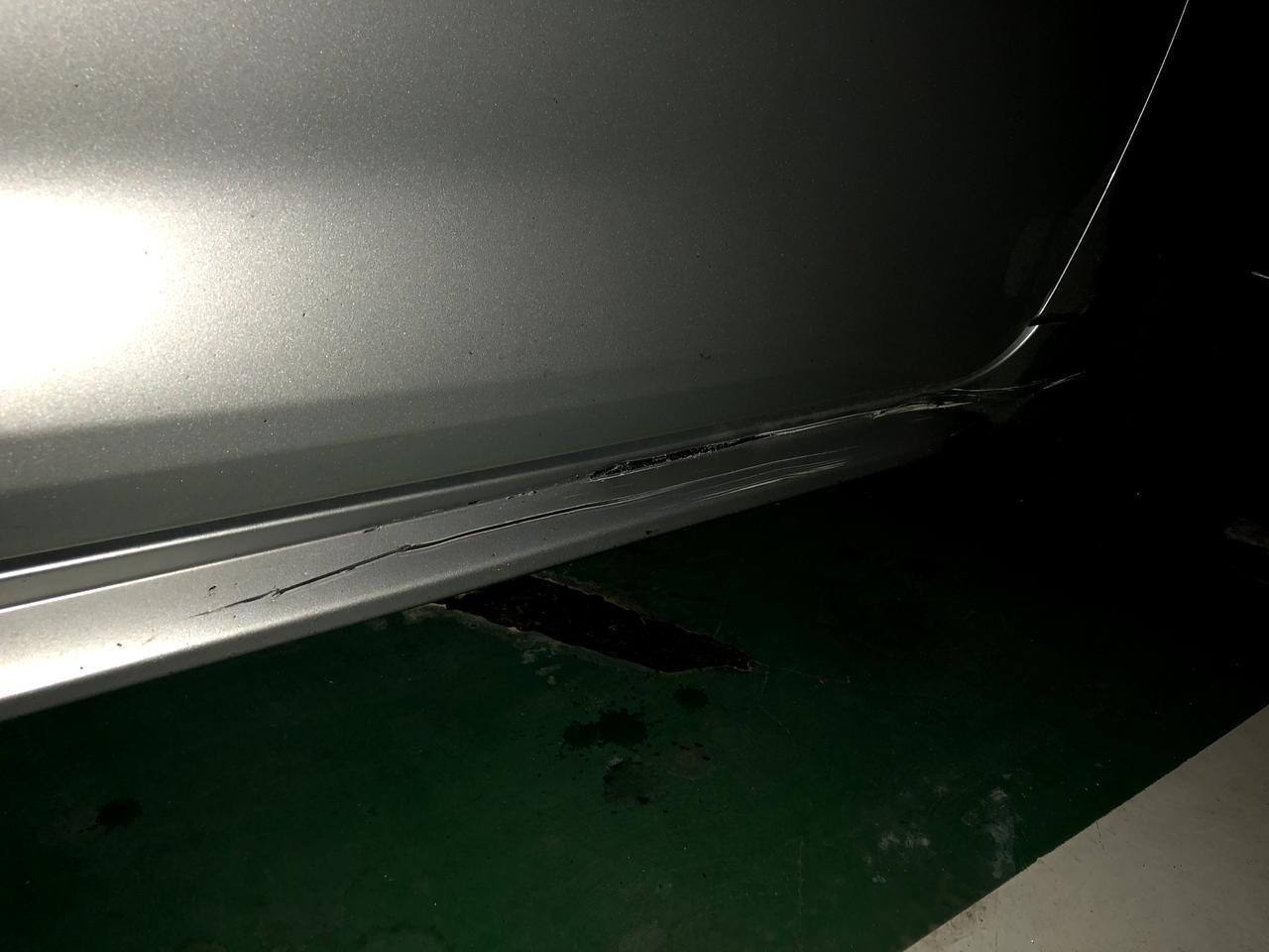 丰田雷凌 下裙撞到货车铁板板上了，还裂开一点，这是修还是换啊？分别需要多少钱？