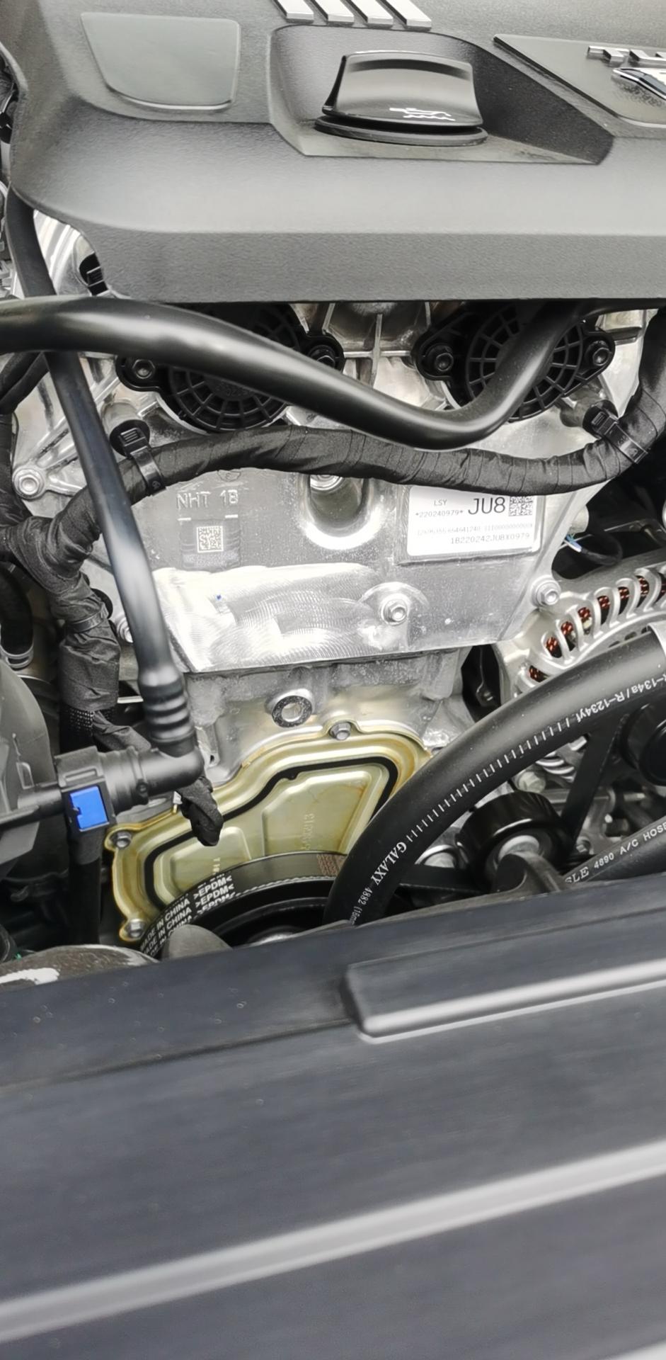凯迪拉克CT5 新车的发动机缸体有那么大一片打磨痕迹正常吗