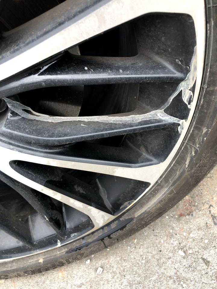 丰田凯美瑞 早上起来看见3个轮胎上全是油，是哪里漏油了吗？