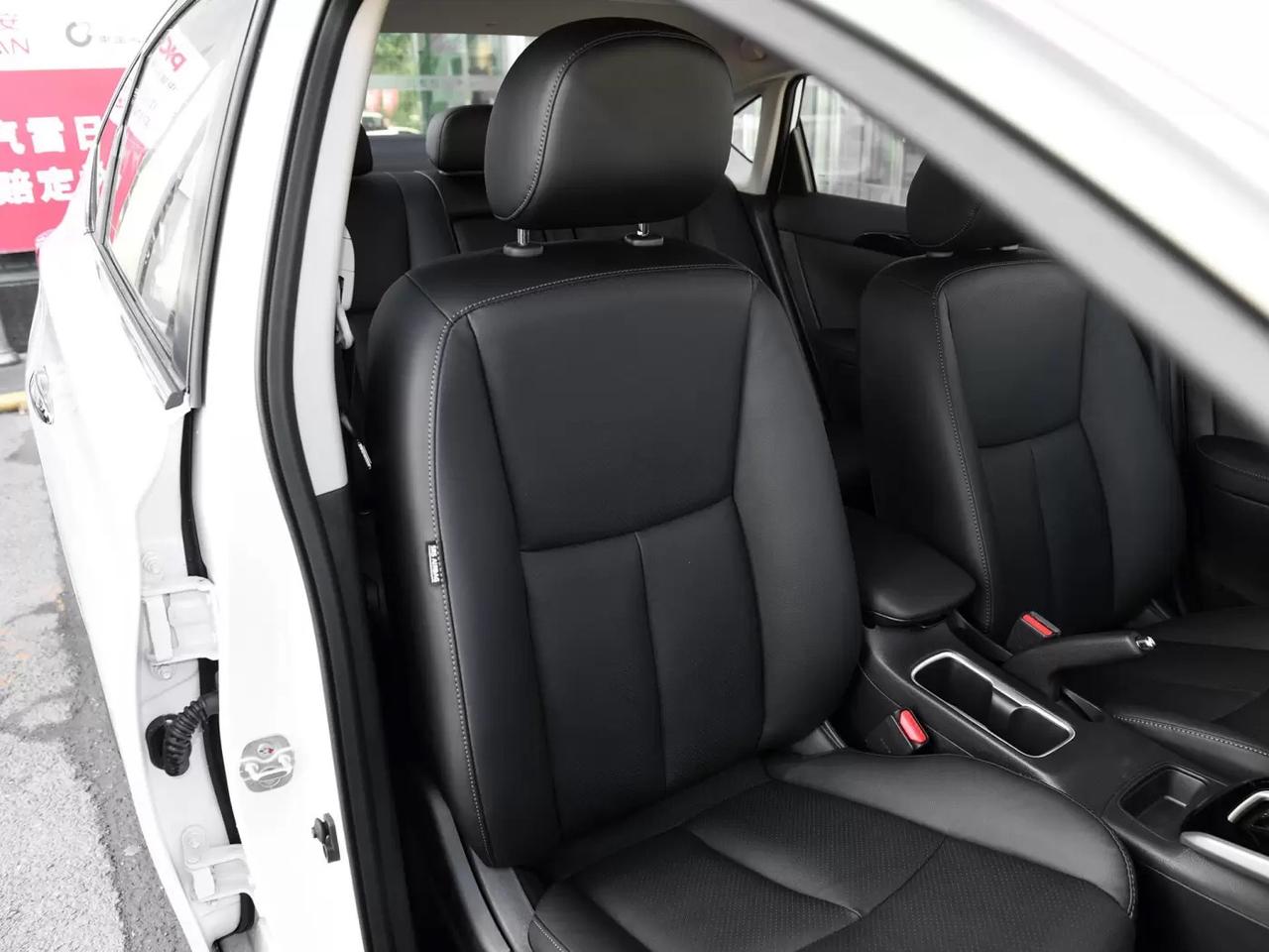日产轩逸 19款白色的车身，你们觉得里面座椅是黑色的好看还是灰色好看？