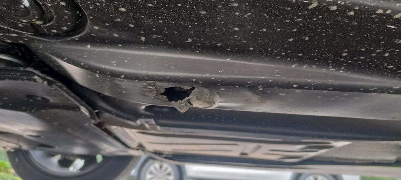 大众帕萨特 车底盘被刮破了，有知道这是什么位置吗，要不要去修