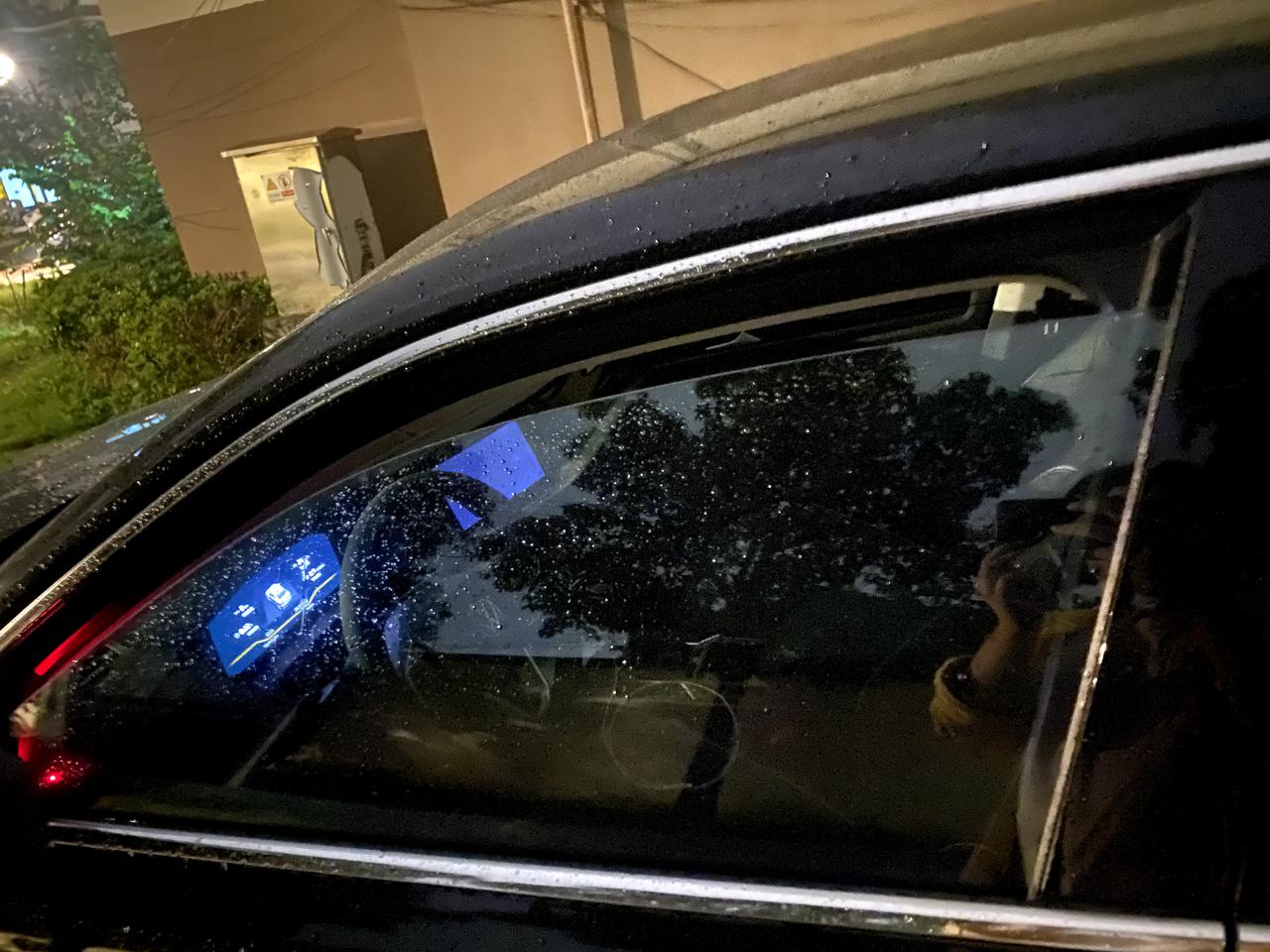 大众帕萨特 长按了锁车它车窗不完全关上，怎么回事