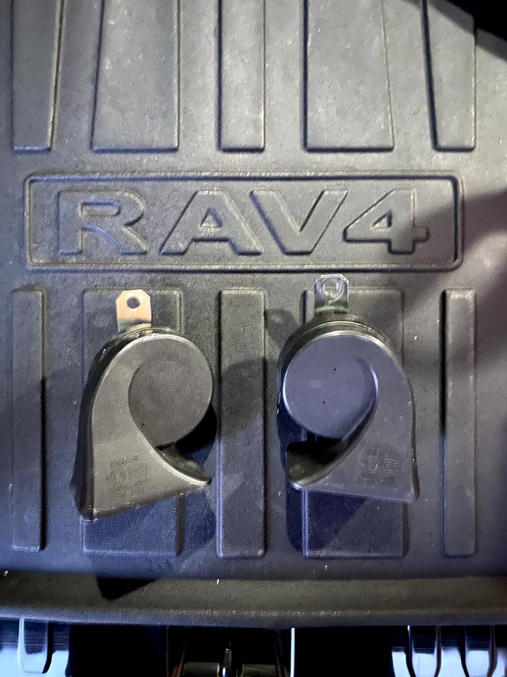 丰田RAV4荣放 关于汽车蜗牛喇叭的问题。买了好几种蜗牛喇叭。105元的电装。200元的皇冠蜗牛喇叭。500多的46级
