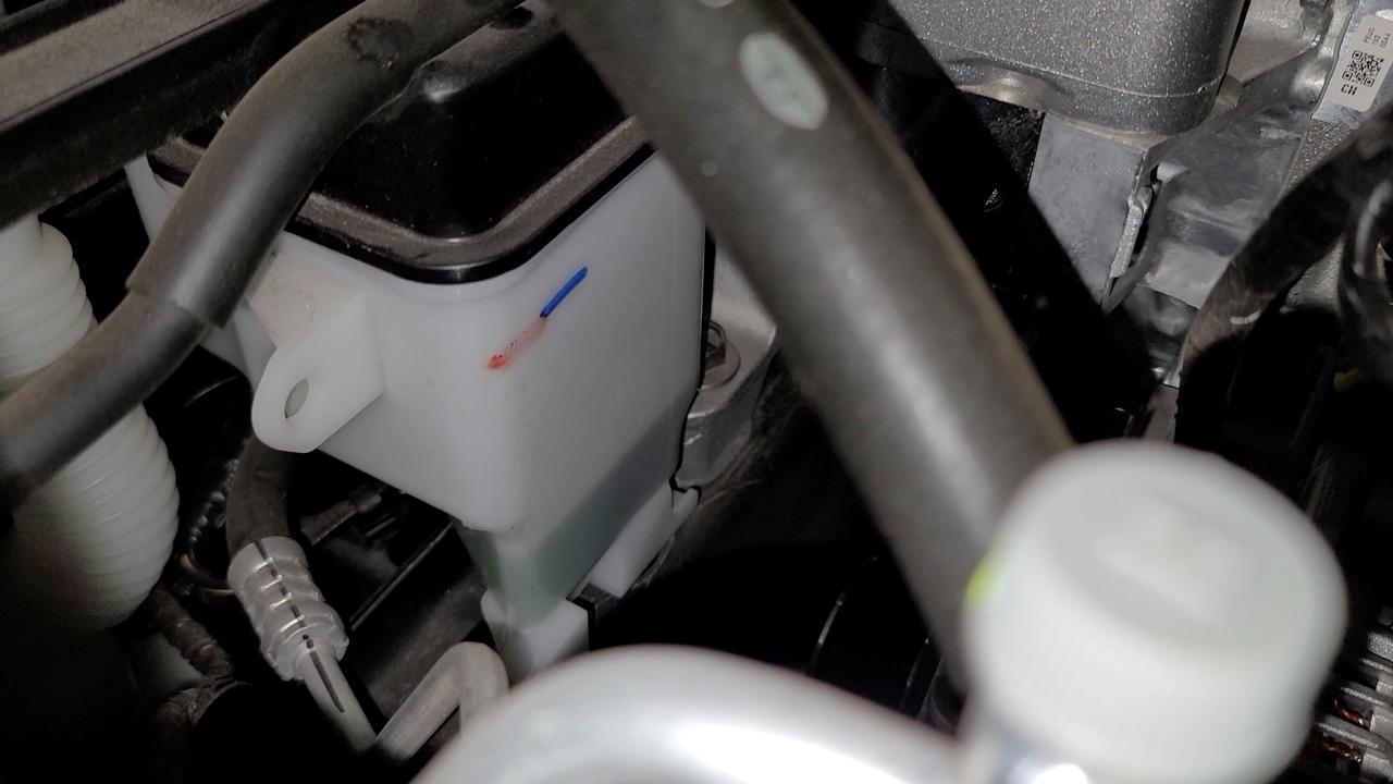 马自达3 昂克赛拉 新车7500公里防冻液到最低刻度线正常吗？能不能自己添加还是去4s店添加呢？