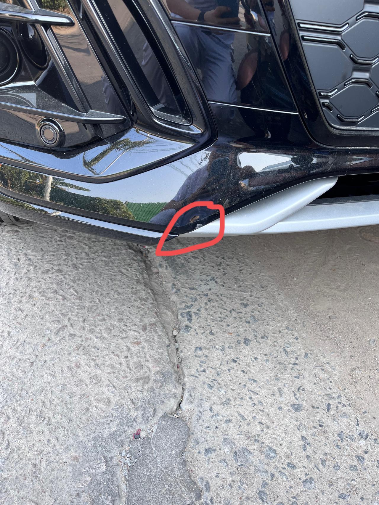 奥迪Q5L 撞到车位里的路灯杆了 前保险杠 用补漆笔有用吗