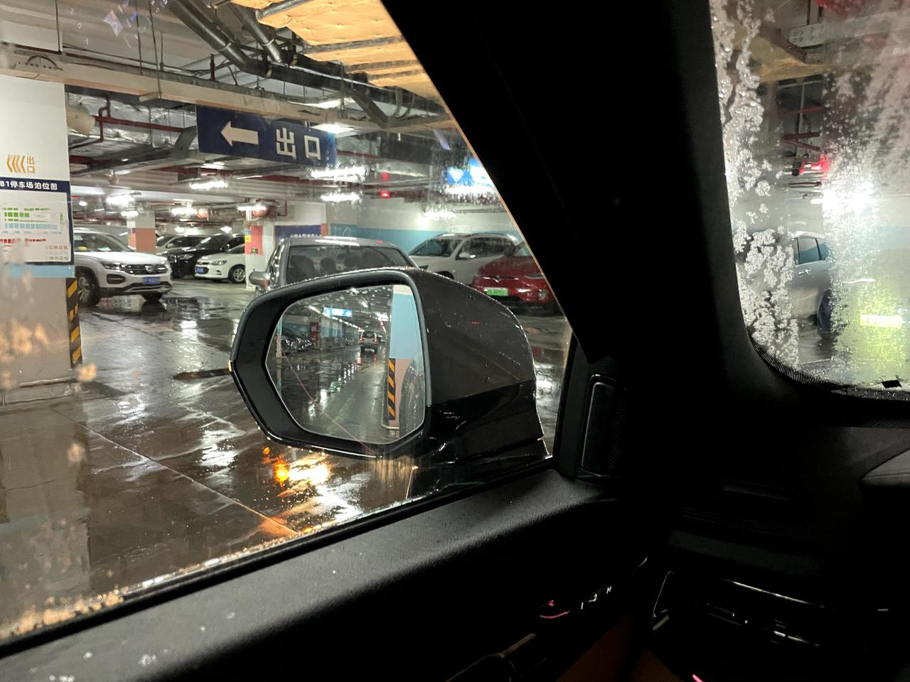 领克09 天热，下雨，进了地下停车场，左边的玻璃没有雾气，右边根本看不到后视镜。怎么破