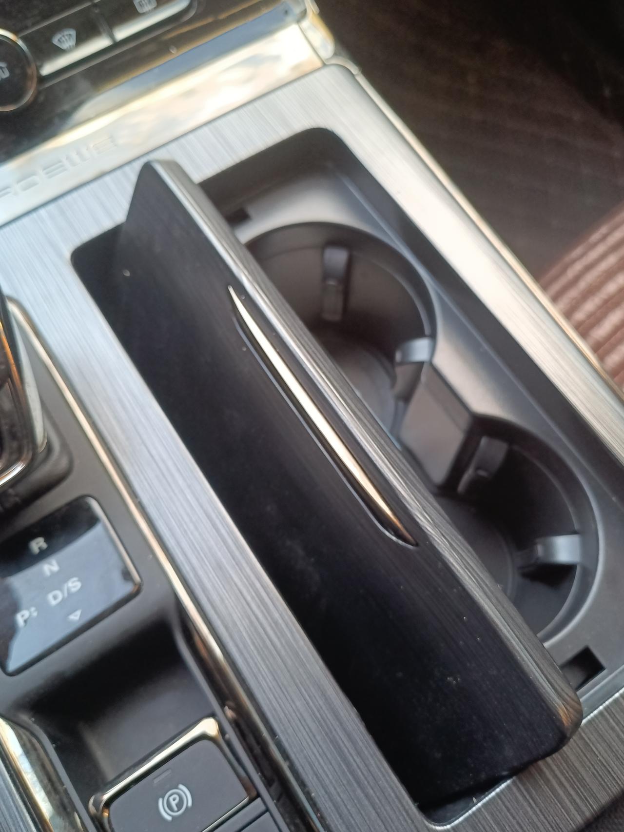 荣威RX5 有那个大神可以帮个忙，水杯架进了张洗车卡，出不来了，有点卡，咋解决了？