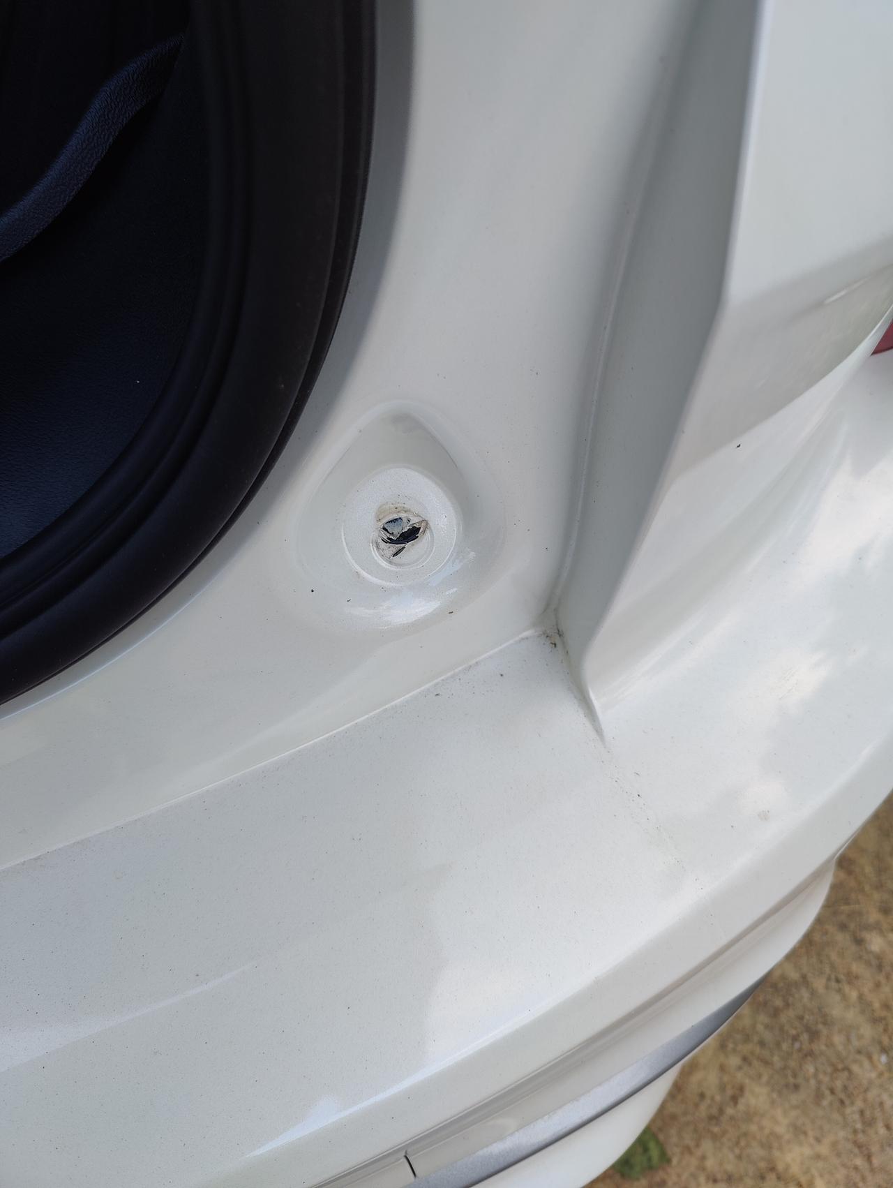 福特锐际 电动后备箱顶胶，顶到掉漆，是否属于汽车设计缺陷，可以向4S店申请免费维修吗？
