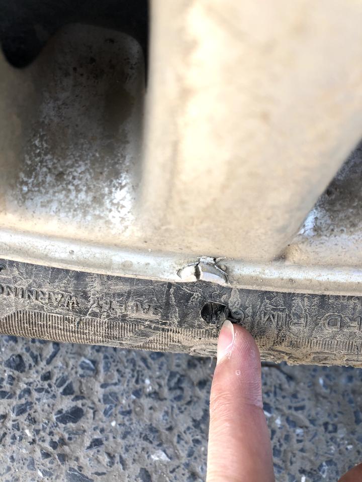 长安CS75 PLUS 汽车后轮被大石头刮倒了，把轮圈和后胎刮倒， 胎皮破了一点，需要去修理吗