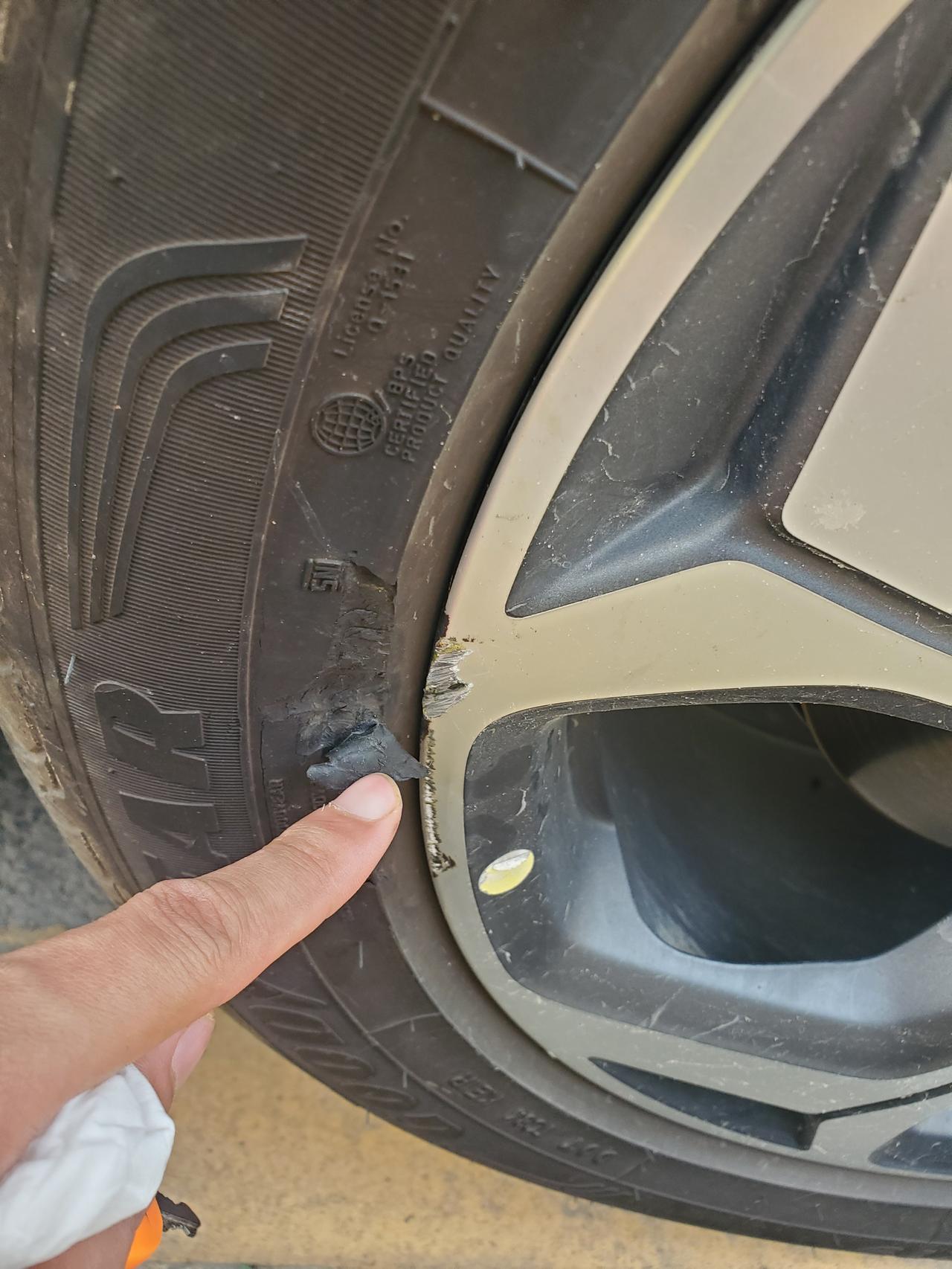 吉利星越L ，的轮胎不小心刮到了，这样需要更换轮胎吗