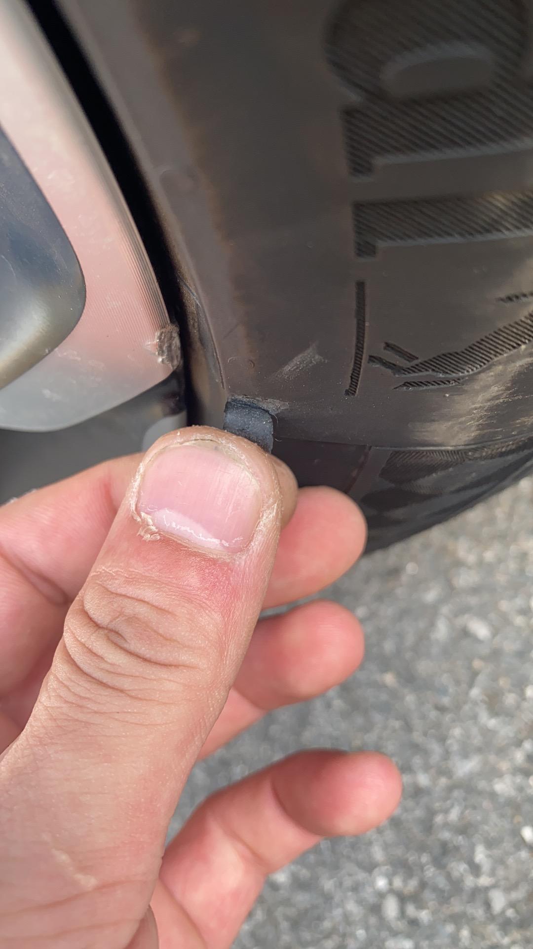 领克05 挤到了路边的马路牙子，就这样了，车友们这个问题我需要处理吗轮胎破了皮，轮毂有一点磨损