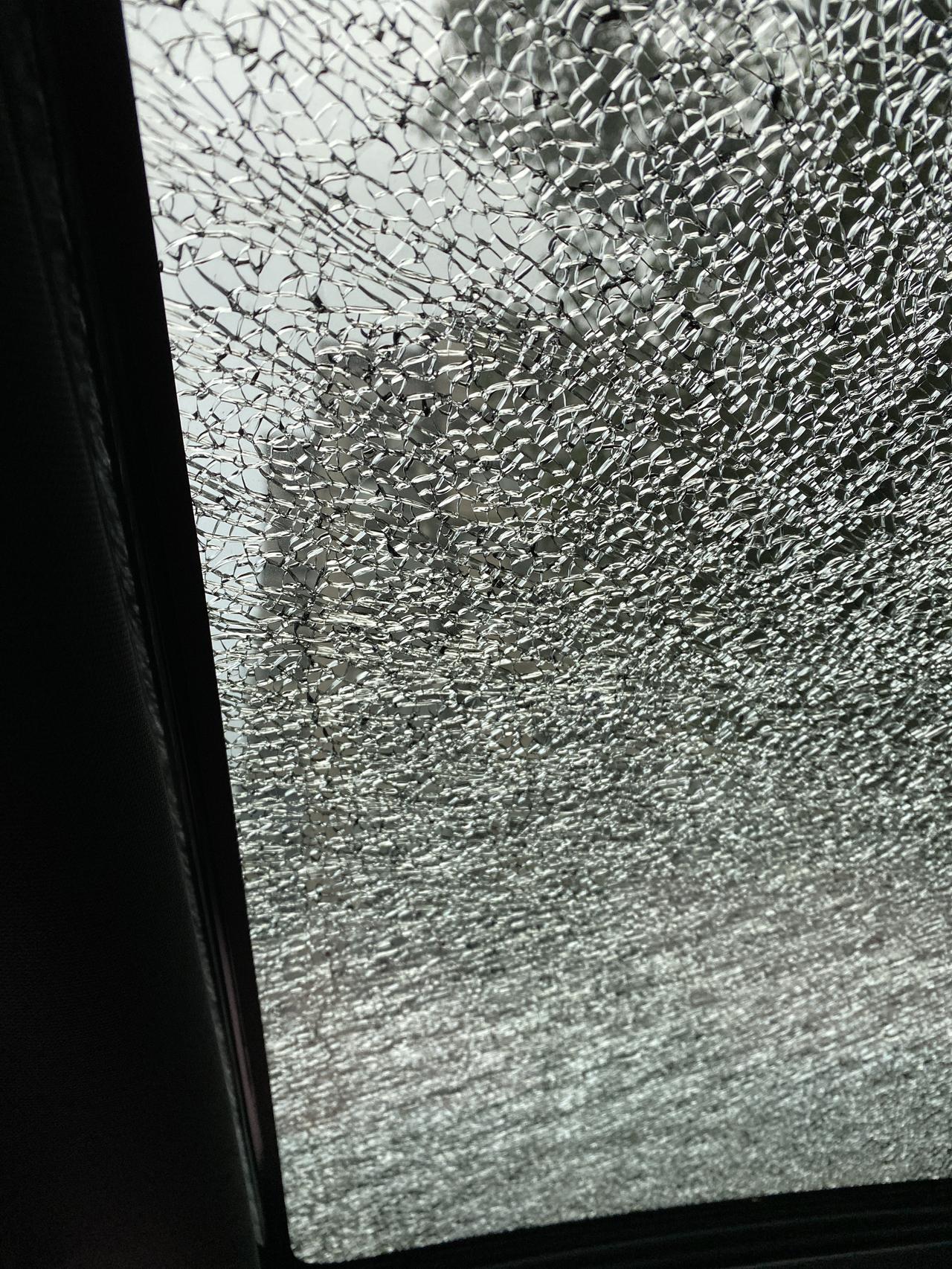 吉利缤越 刚买了三个月的新车 天窗玻璃碎了 怎么办。4s店负责吗
